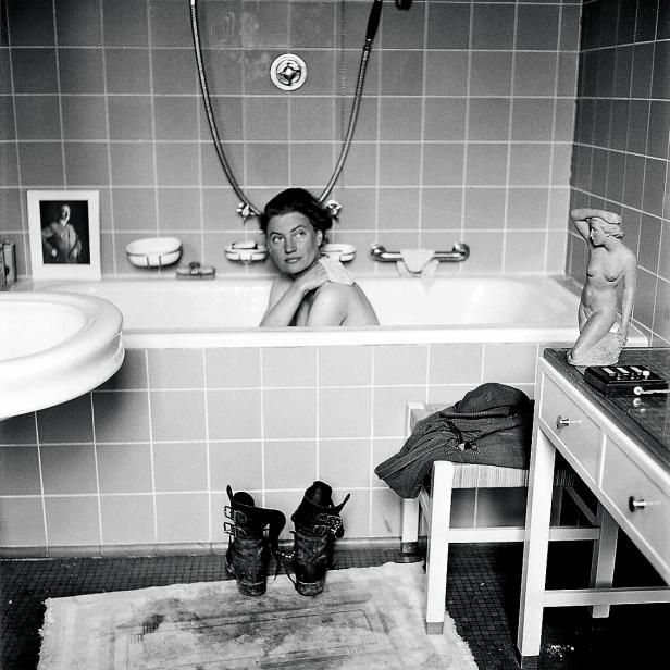 INSZENIERUNG Lee Miller, David E. Scherman: "Lee Miller in Hitlers Badewanne", München 1945