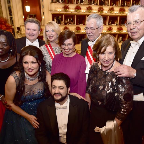 (v.l.hinten) Auma Obama, Wiens BM Michael Ludwig, 2. Nationalratspräsidentin Doris Bures, Doris Schmidauer, BP Alexander Van der Bellen, UNODC Direktor Yury Fedotov mit Frau, (vorne), Sopranistin Anna Netrebko und Yusif Eyvazov