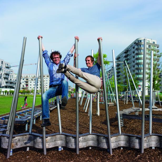 "Blödsinn  machen und sich wieder aufrappeln".  Autor Prinz und Sportler Dürr (rechts) im Wiener Helmut-Zilk-Park