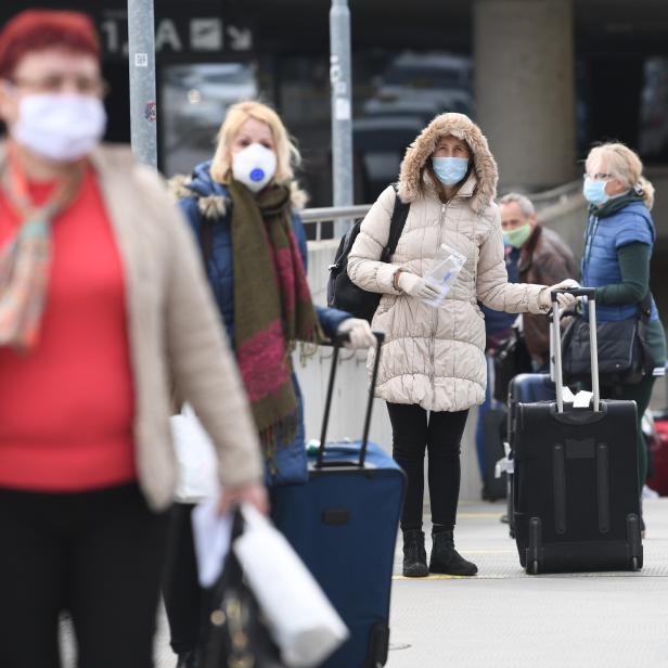 Pflegebetreuerinnen am Montag, 30. März 2020, am Flughafen Wien-Schwechat.