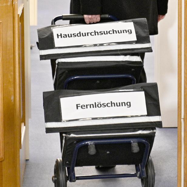 Unterlagen anlässlich einer Sitzung des BVT-U-Ausschusses im Parlament in Wien.