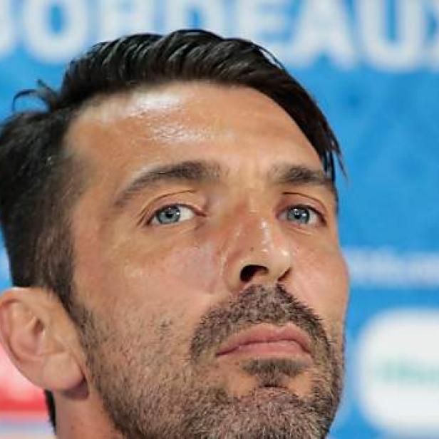 Die Spieler um Kapitän Buffon wollen ihre Anteilnahme zeigen