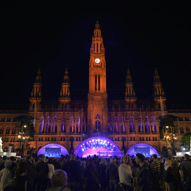 Die Bühne mit dem beleuchteten Rathaus am Freitag, 12. Mai 2017, anlässlich der Eröffnung der Wiener Festwochen 2017 am Wiener Rathausplatz