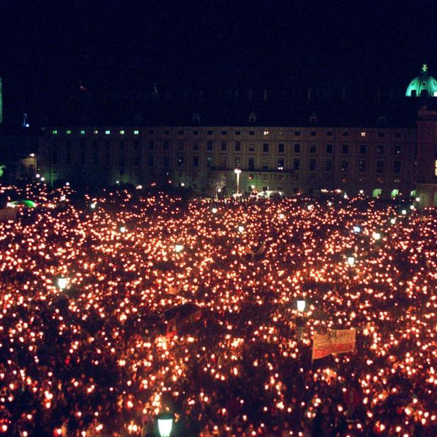 Das "Lichtermeer" am Heldenplatz (23. Jänner 1993)