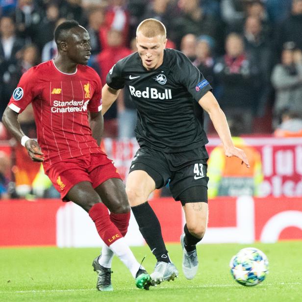 Sadio Mane (FC Liverpool) und Rasmus Kristensen (RB Salzburg)