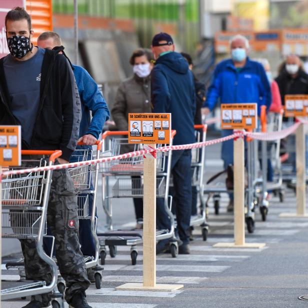 Eine Schlange vor einem Baumarkt in Innsbruck