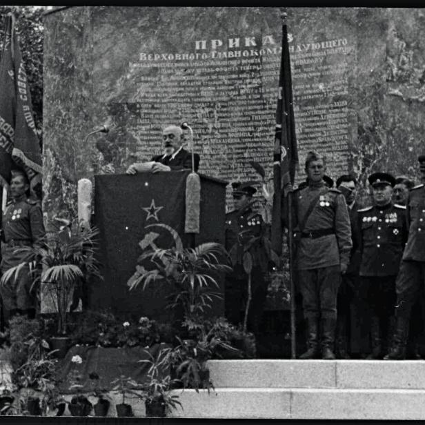 RENNER ERÖFFNET DAS "RUSSENDENKMAL" IN WIEN (AUGUST 1945) - "Der Westen hat keine Vorstellung, was hier möglich ist."