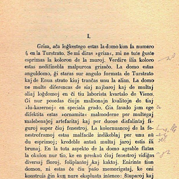 ERSTE SEITE DER ESPERANTO-ORIGINALAUSGABE VON "TURMSTRASSE 4": "Ein grauer, heruntergekommener Wohnklotz. Das ist das Haus Nummer 4 in der Turmstraße."