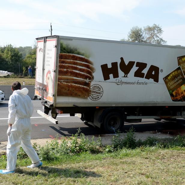 Einsatzkräfte der Polizei und der Spurensicherung neben dem abgestellten Lkw, in dem letztes Jahr 71 Flüchtlinge gestorben sind.