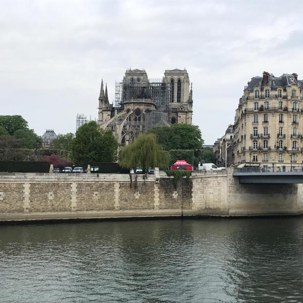 Außenansicht der Notre Dame am Tag nach dem Brand