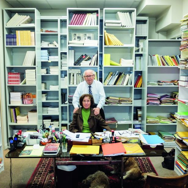 Beate und Serge Klarsfeld Mitte Oktober in ihrem Archiv in Paris.