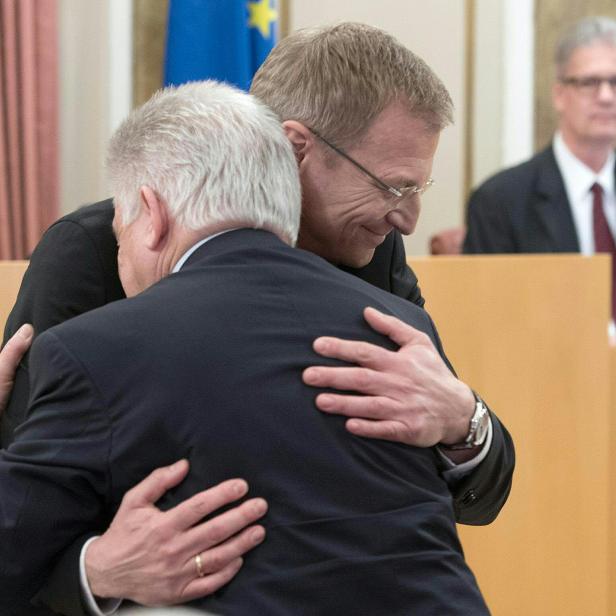 Thomas Stelzer löst Josef Pühringer nach 22 Jahren an der Spitze des Landes Oberösterreich ab.