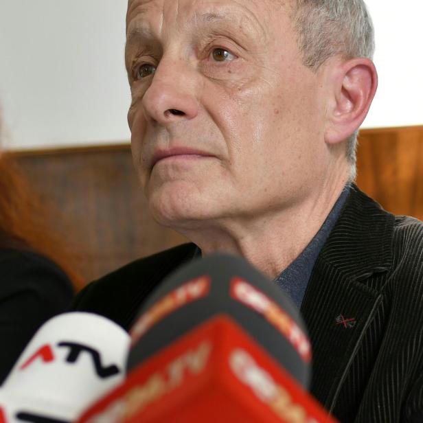 Peter Pilz im Rahmen der Pressekonferenz, in dem er seinen Rücktritt bekannt gab