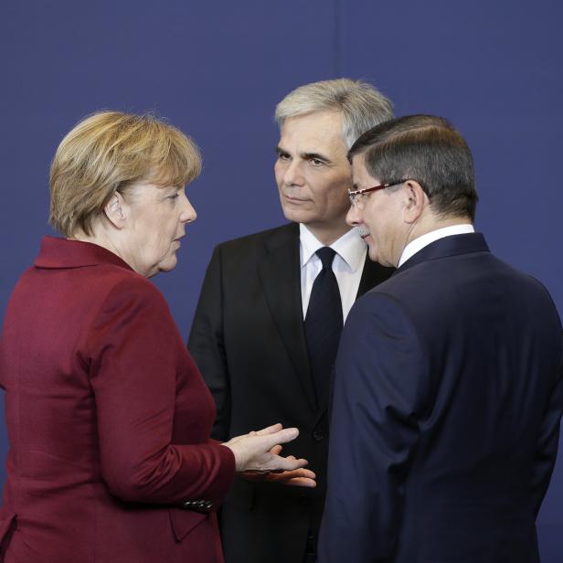 Bundeskanzler Werner Faymann mit der deutschen Bundeskanzlerin Angela Merkel und den türkischen Premierminister Ahmet Davutoglu (r.) bei einem Sondergipfel der Staats- und Regierungschefs im November 2015.