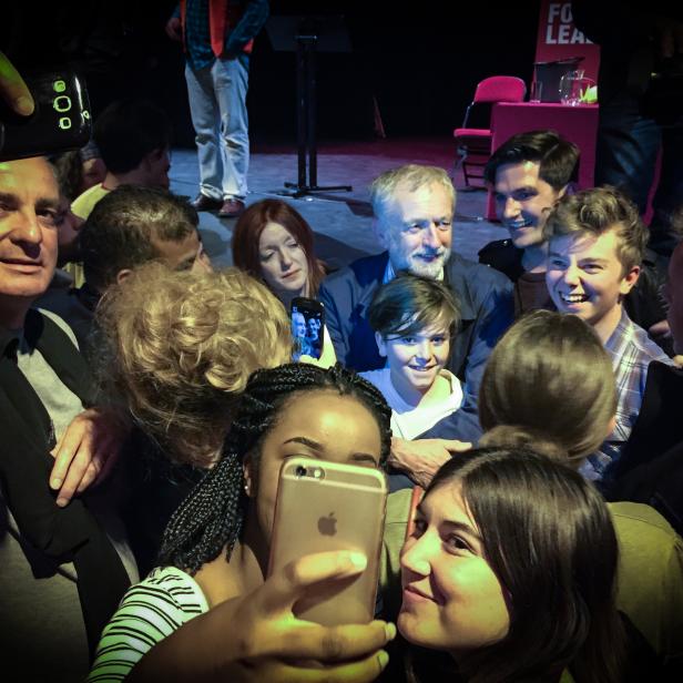 Star der Linken: Jeremy Corbyn mit Fans in Chelmsford