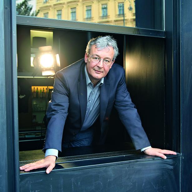 Aus der Dunkelkammer: Tscherkassky, fotografiert von Monika Saulich, an einem Fenster der Bar im Wiener Filmmuseum