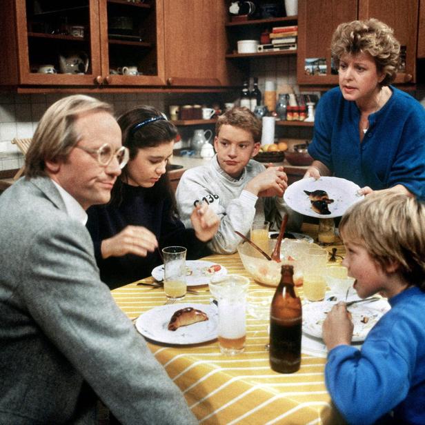 Ein Bild aus 1986: Helga Beimer (Marie-Luise Marjan) mit ihrem ersten Mann Hans (Joachim Hermann Luger) und ihren Kindern Marion (Ina Bleiweiß), Benny (Christian Kahrmann) und Klausi (Moritz A. Sachs).