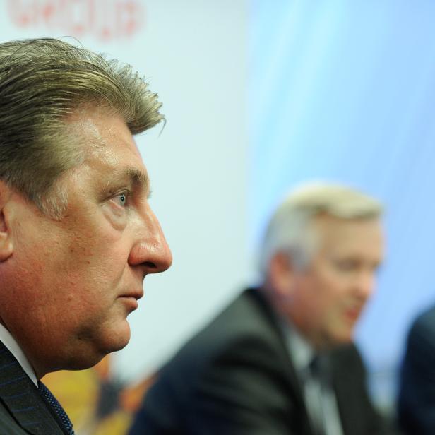 Ronny Pecik (l.) während einer Pressekonferenz im April 2014.