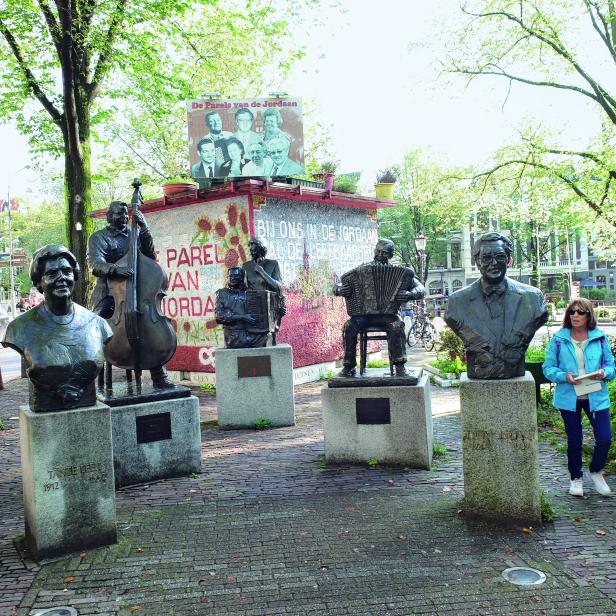 Der Johnny-Jordaan-Platz mit Musiker-Denkmal.