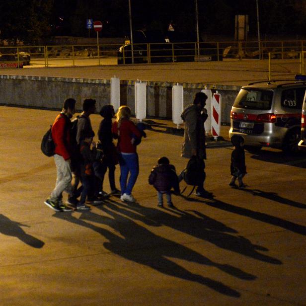 Eine syrische Flüchtlingsfamilie im österreichisch-ungarischen Polizeikooperationszentrum in Nickelsdorf.