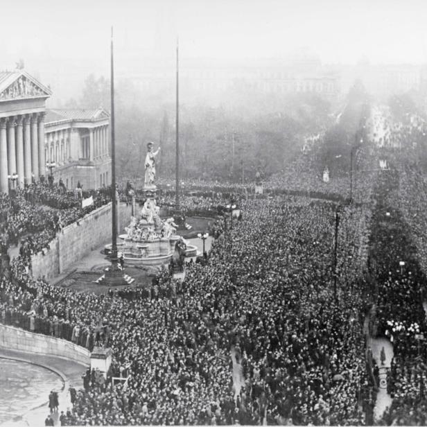 MASSENAUFMARSCH AM 12.11. VOR DEM PARLAMENT. Ein paar Minuten später, „und die ganze Menge läuft, wie man um sein Leben läuft“.