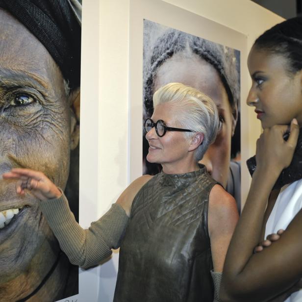 Fotografin Inge Prader (l.) bei der Fotoausstellung "Faces of
Ethiopia" im Oktober 2011, in Wien.