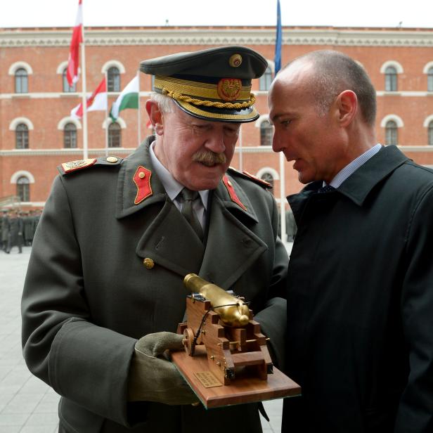 Edmund Entacher (l.) mit seinem Abschiedsgeschenk
und BM Gerald Klug im Rahmen der Verabschiedung Entachers