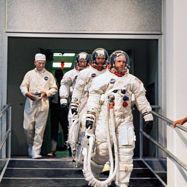 Das Team von Apollo-11. Die Astronauten Neil Armstrong, Michael Collins und Edwin Aldrin auf dem  Weg zum Start zu ihrem historischen Mondflug in Cape Canaveral am 16. Juli 1969.