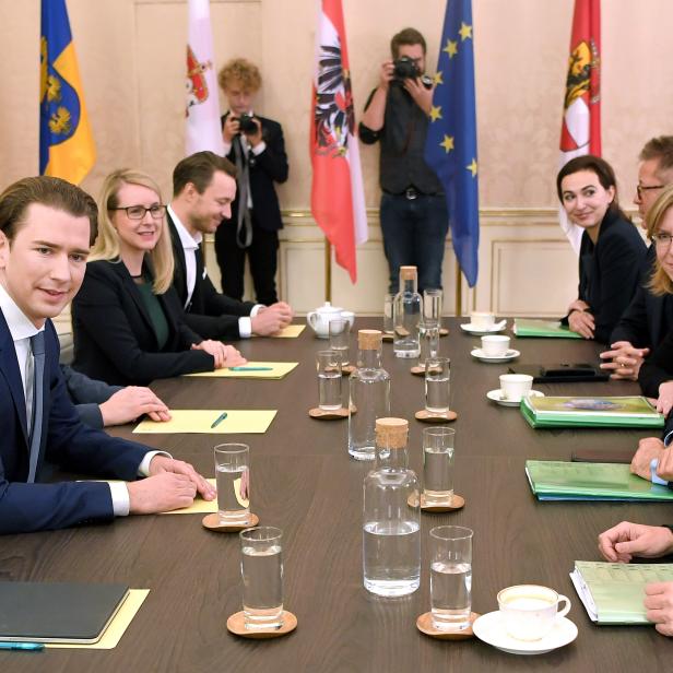 Sebastian Kurz (V), Stefan Steiner (V), Margarethe Schramböck (V), Gernot Blümel (V), Alma Zadic (G), Rudi Anschober (G), Leonore Gewessler (G), Werner Kogler (G) und Birgit Hebein (G) im Rahmen eines Treffens der Steuerungsgruppen für Koalitionsverhandlu