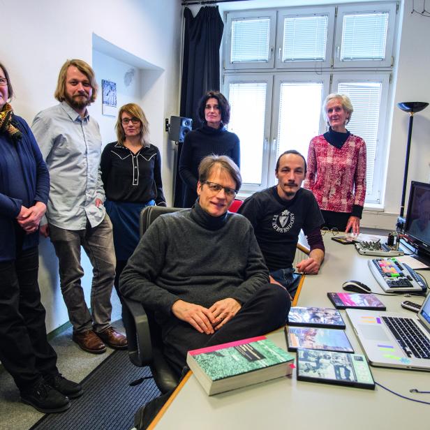 Christa Zöchling mit dem „Zeituhr“-Team