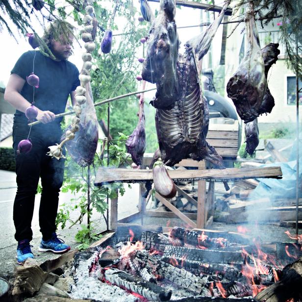 Magnus Nilsson (Fäviken) räuchert Sommerbock