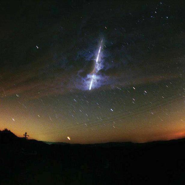 Das von der NASA veröffentlichte Foto vom November 2000 zeigt einen Meteoriten über dem US-Bundesstaat Washington. 