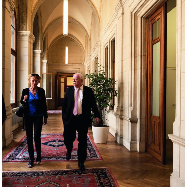 Eva Linsinger und Michael Häupl im Rathaus auf dem Weg zum Interview.