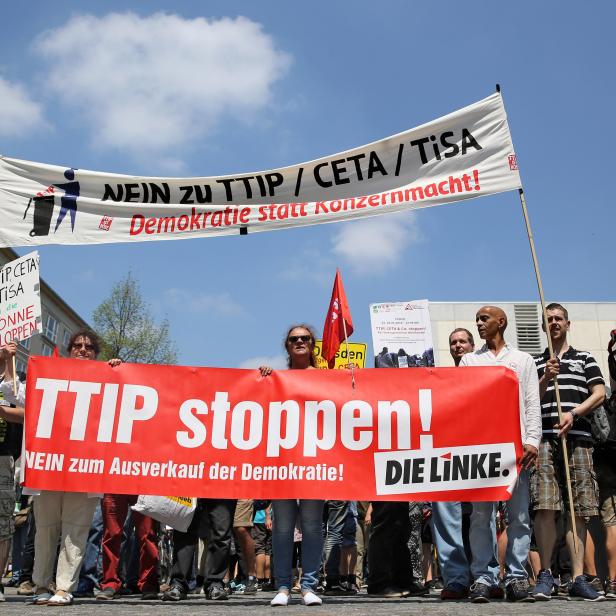 Gegner des Freihandelsabkommens TTIP demonstrieren in Leipzig.