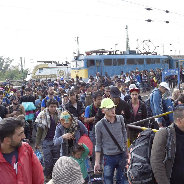 Flüchtlinge in Ungarn auf dem Bahnhof in Hegyeshalom, aufgenommen im September 2015