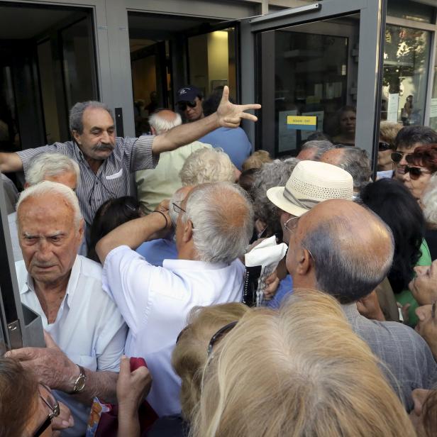 Pensionisten versuchen in eine Bank auf Kreta zu gelangen, um ihre Renten ausbezahlt zu bekommen