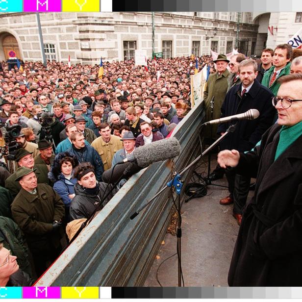 Der damalige Vizekanzler Wolfgang Schüssel spricht 1995 vor Bauern aus ganz Österreich, die für die Auszahlung von Agrarförderungen protestieren.