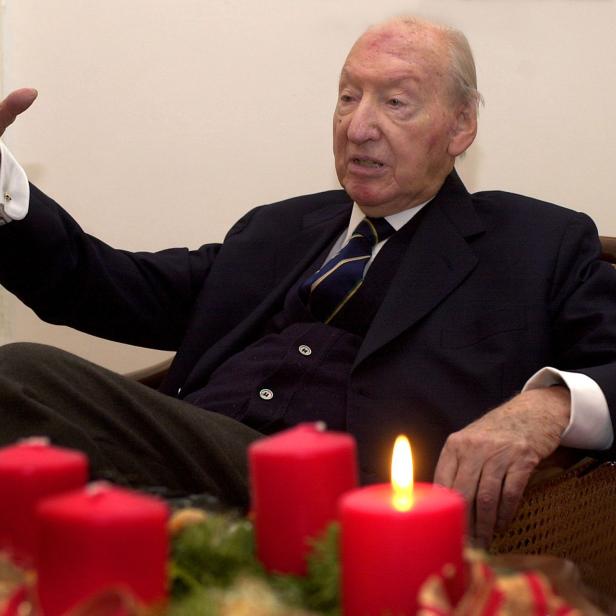 Alt-Bundespräsident Kurt Waldheim bei einem Interview im Jahr 2003.