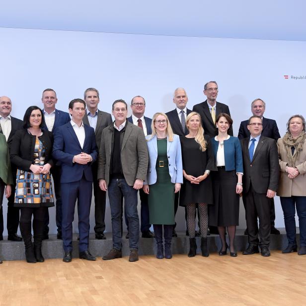 Die Mitglieder der Bundesregierung beim Familienfoto im Rahmen der Regierungsklausur in Mauerbach am Donnerstag, 10. Jänner 2019