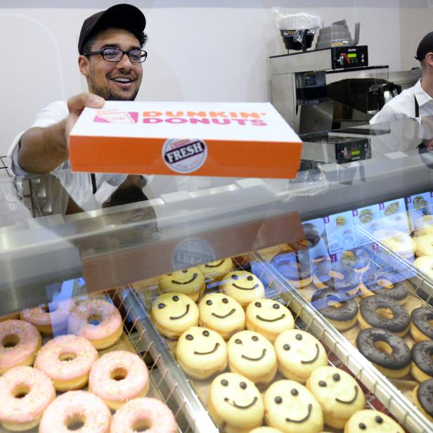 Als die Welt noch in Ordnung war: Dunkin' Donuts-Mitarbeiter am Mittwoch, 19. November 2014, anl. der Eröffnung der ersten Dunkin' Donuts-Filiale in Wien.