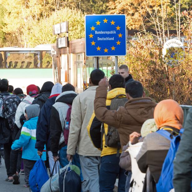 "So ist die Flüchtlingskrise für den Zusammenhalt der EU gefährlicher als die Probleme in der Eurozone." Schutzsuchende überqueren die Grenze von Österreich nach Bayern. 