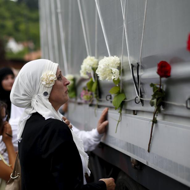 Eine Frau trauert in Visoko vor einem Truck, der 136 Särge mit neu identifizierten Opfern des Srebrenica-Massakers transportiert