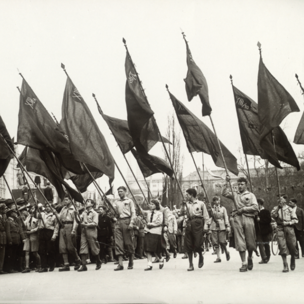 Rote Falken vor dem Wiener Rathaus am 1.Mai 1931