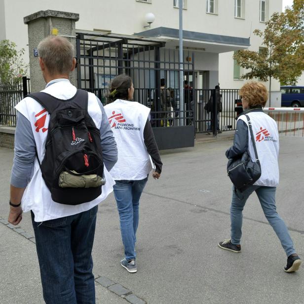 Mitarbeiter der NGO "Ärzte ohne Grenzen" vor der "Erstaufnahmestelle Ost" im August 2015 in Traiskirchen.