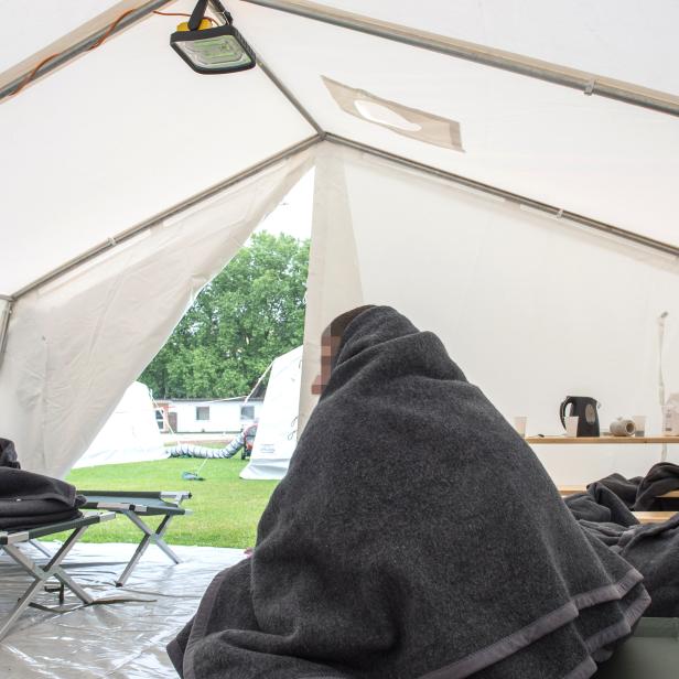 Ein untergebrachter Flüchtling in einem Zelt am Gelände der Landespolizeidirektion in Linz