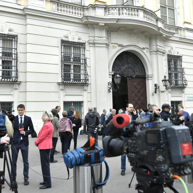 Wartende Journalisten vor dem Bundeskanzleramt in Wien. Fragen waren im Zuge der Ibiza-Affäre nur selten zugelassen.  