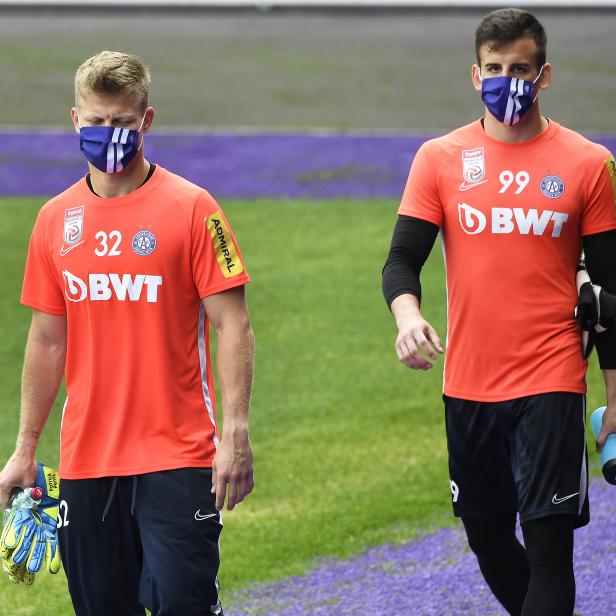 Die Torleute Patrick Pentz und Mirko Kos (r.) während eines Kleingruppentrainings des Fußball-Bundesliga-Klubs FK Austria Wien