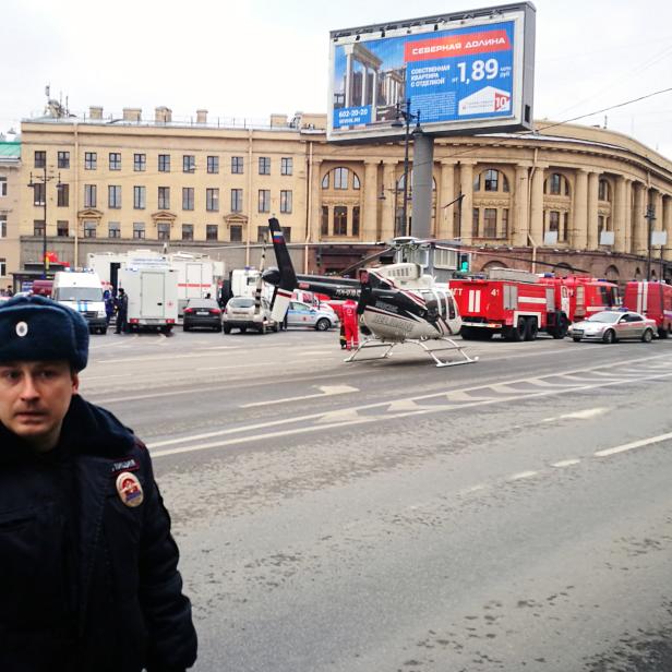 Rettungsfahrzeuge und Helikopter bei der U-Bahnstation Technologisches Institut in St. Petersburg. 
