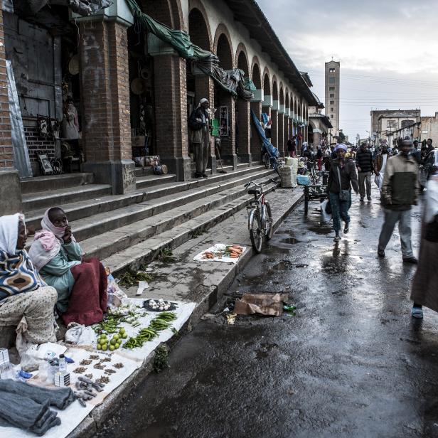 In Asmara. Stilvolle, etwas mitgenommene Hausfassaden, die einst Stadtplaner im Auftrag der italienischen Kolonialmacht entworfen haben.