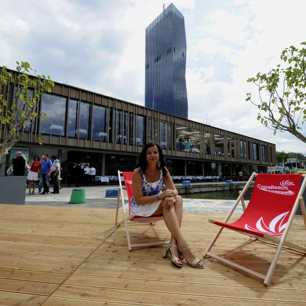 Ulrike Sima genießt am "Copa Beach" die Sonne.